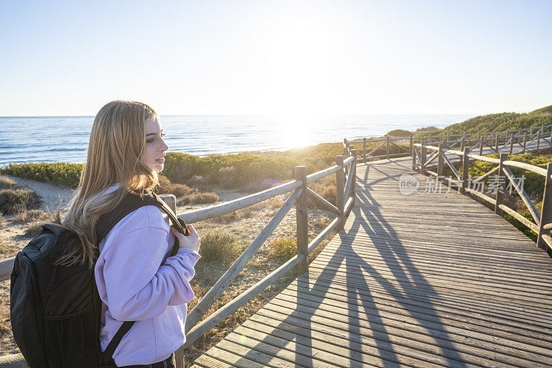 在Cabopino自然的Marbella Artola沙丘的少女游客